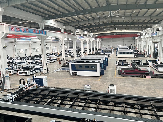 La máquina de corte por láser de 6KW para un cliente de Indonesia se somete a depuración y pruebas antes de la entrega