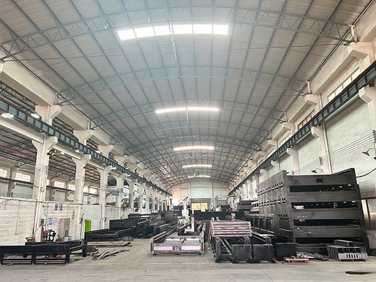 La máquina de corte por láser de 6KW para un cliente de Indonesia se somete a depuración y pruebas antes de la entrega