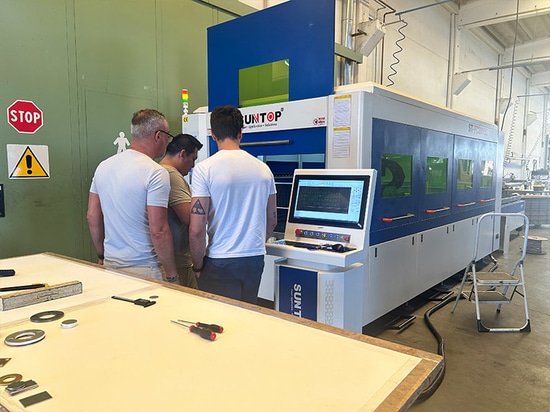 Un cliente italiano vuelve a comprar una máquina de corte por láser y completa con éxito su formación