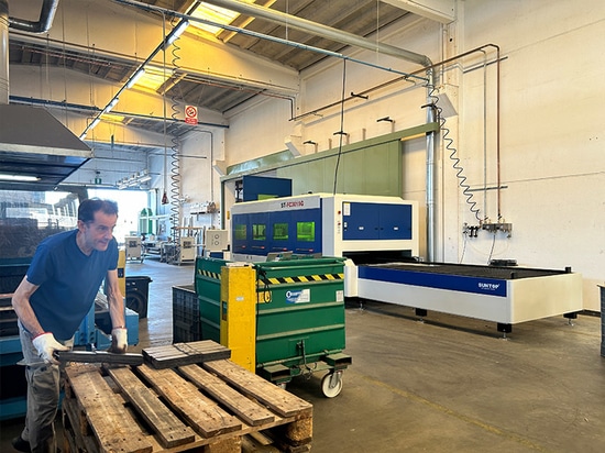 Un cliente italiano vuelve a comprar una máquina de corte por láser y completa con éxito su formación