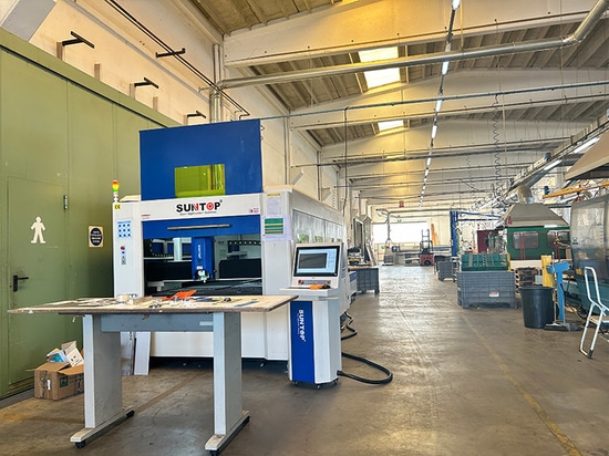 Un cliente italiano vuelve a comprar una máquina de corte por láser y completa con éxito su formación