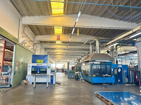 Un cliente italiano vuelve a comprar una máquina de corte por láser y completa con éxito su formación