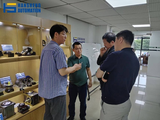 La delegación de clientes coreanos visitó la automatización de Hansheng para un estudio en profundidad del negocio central de fabricación de precisión