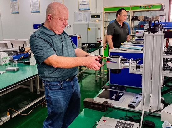 Damos una calurosa bienvenida a los clientes estadounidenses a nuestra empresa para la visita y la negociación de negocios