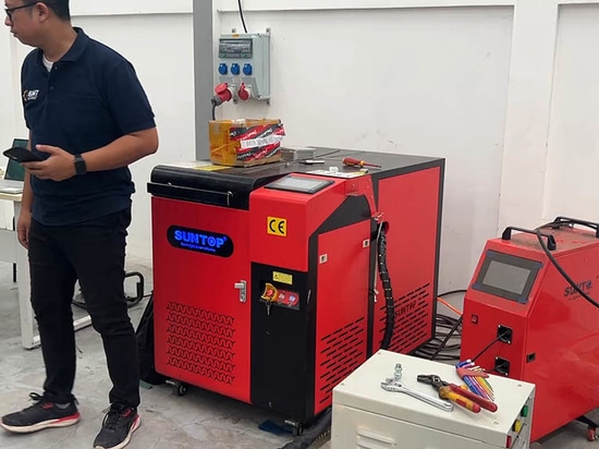 Un cliente indonesio adquiere la máquina de soldadura láser manual 4 en 1 Suntop