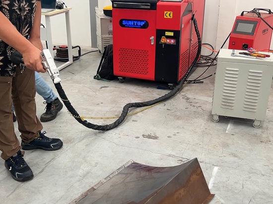 Un cliente indonesio adquiere la máquina de soldadura láser manual 4 en 1 Suntop