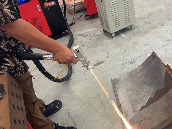 Un cliente indonesio adquiere la máquina de soldadura láser manual 4 en 1 Suntop