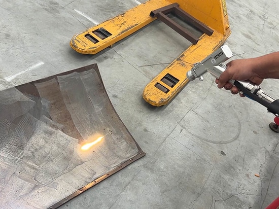 Un cliente indonesio adquiere la máquina de soldadura láser manual 4 en 1 Suntop
