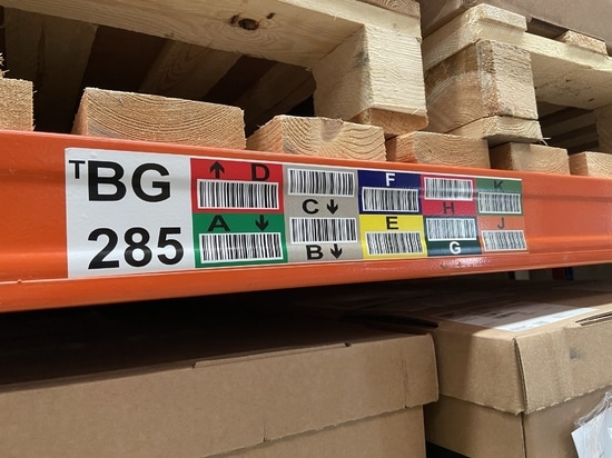 Ejemplo de etiqueta de estantería con código de barras multicolor en soporte blanco (vinilo/Ultrabond/poliéster)
