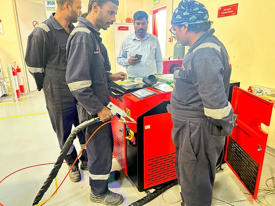 Un cliente de Dubai (EAU) adquiere una soldadora láser portátil SUNTOP y realiza la instalación y la formación in situ
