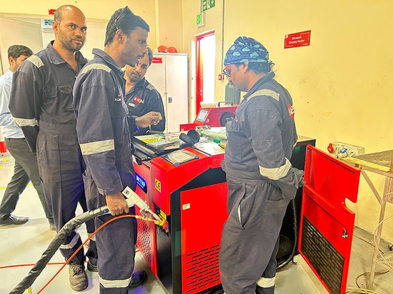 Un cliente de Dubai (EAU) adquiere una soldadora láser portátil SUNTOP y realiza la instalación y la formación in situ