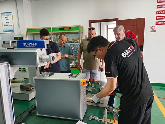 Un cliente sudafricano visita la fábrica de Suntop Laser y recibe grandes elogios por el rendimiento de la máquina de soldadura láser