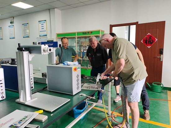 Un cliente sudafricano visita la fábrica de Suntop Laser y recibe grandes elogios por el rendimiento de la máquina de soldadura láser