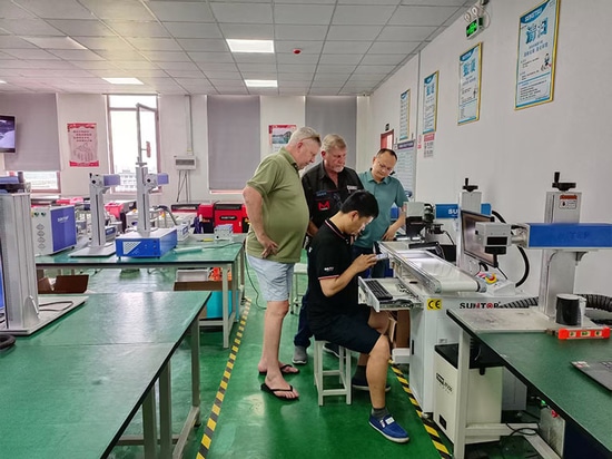 Un cliente sudafricano visita la fábrica de Suntop Laser y recibe grandes elogios por el rendimiento de la máquina de soldadura láser