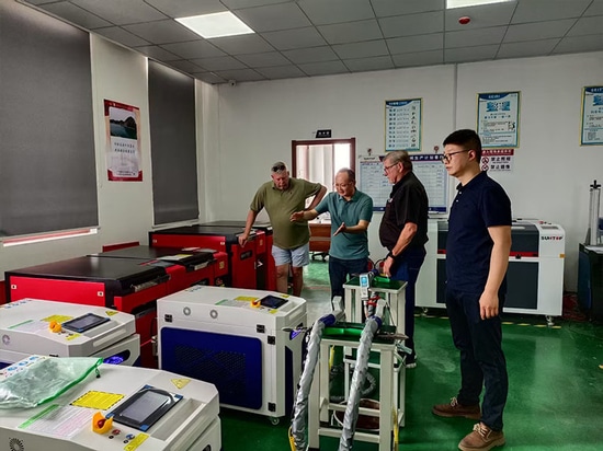 Un cliente sudafricano visita la fábrica de Suntop Laser y recibe grandes elogios por el rendimiento de la máquina de soldadura láser