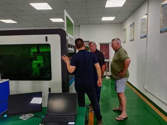 Un cliente sudafricano visita la fábrica de Suntop Laser y recibe grandes elogios por el rendimiento de la máquina de soldadura láser