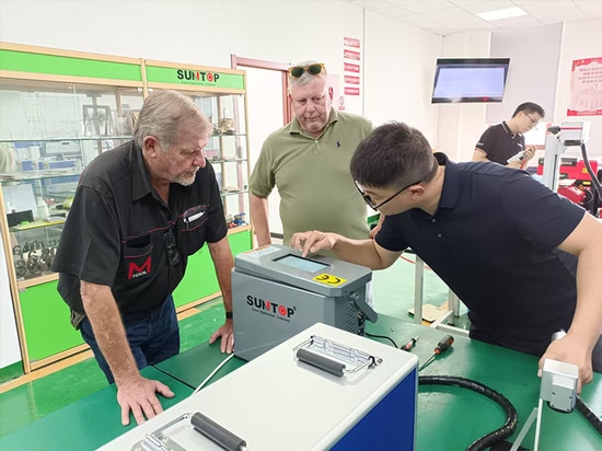 Un cliente sudafricano visita la fábrica de Suntop Laser y recibe grandes elogios por el rendimiento de la máquina de soldadura láser