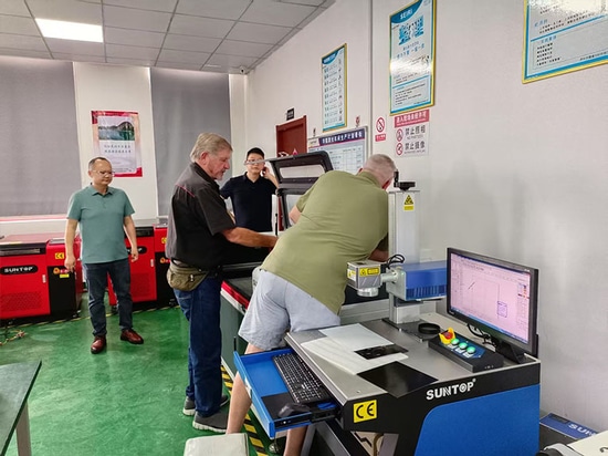 Un cliente sudafricano visita la fábrica de Suntop Laser y recibe grandes elogios por el rendimiento de la máquina de soldadura láser