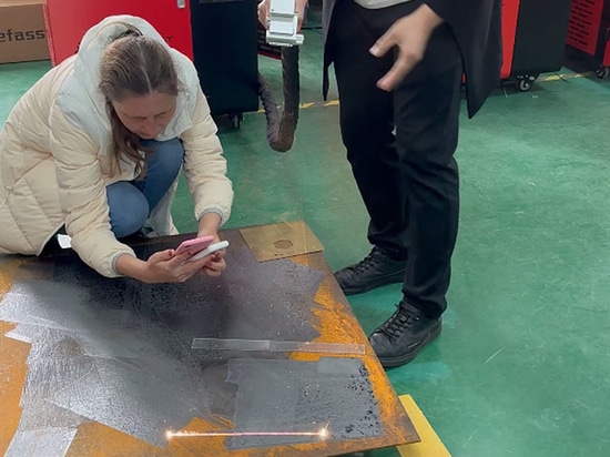 Un cliente georgiano visita la fábrica de Suntop y adquiere un limpiador láser de 2000 W