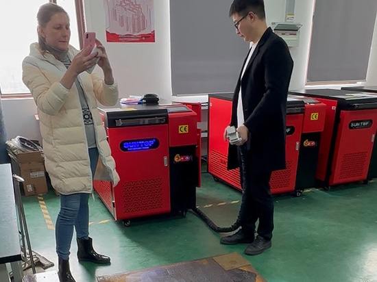 Un cliente georgiano visita la fábrica de Suntop y adquiere un limpiador láser de 2000 W