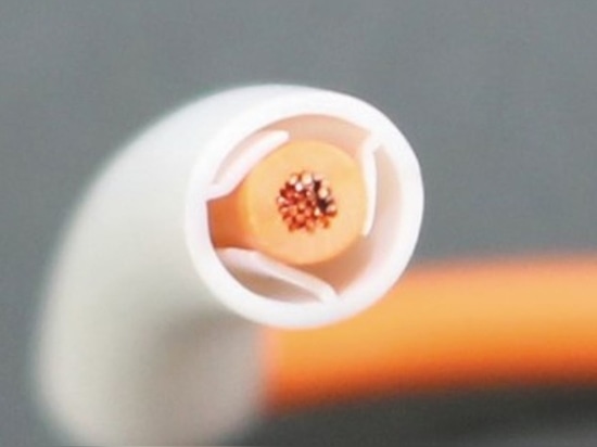 El tubo de agarre (material MAX patentado) está disponible en 3 tamaños (1,9 mm x 2,1 mm, 2,5 mm x 2,7 mm y 3,2 mm x 3,7 mm). No requiere pistola de calor y se retira fácilmente del cable.