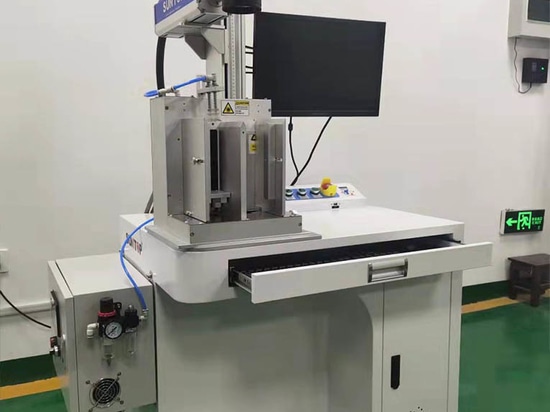 Máquina de marcado láser de carga y descarga automática personalizada ensamblada y lista para su envío