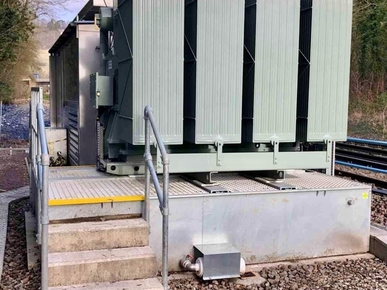 Foso de contención de incendios SANERGRID TRT H con barandilla y drenaje de aguas pluviales SPI para hidrocarburos