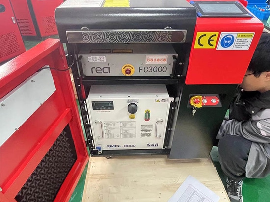 Entrega de una máquina de soldadura láser portátil de 3000 W a un cliente alemán con gran satisfacción