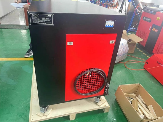 Entrega de una máquina de soldadura láser portátil de 3000 W a un cliente alemán con gran satisfacción