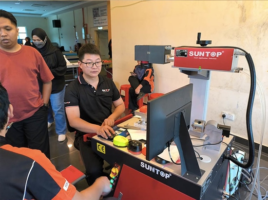 Suntop entrega una máquina de marcado láser UV 3D a Malasia para la mejora de sus productos
