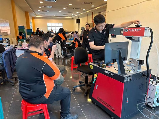 Suntop entrega una máquina de marcado láser UV 3D a Malasia para la mejora de sus productos