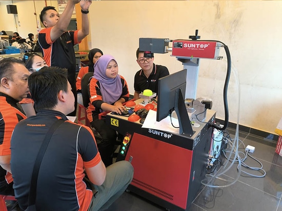 Suntop entrega una máquina de marcado láser UV 3D a Malasia para la mejora de sus productos