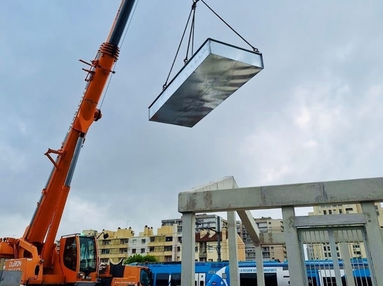 Descarga segura del tanque cortafuegos de Sanergrid en el sitio con caseta y losa de hormigón