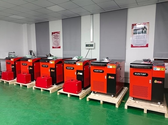 El cliente sudafricano finaliza el ensamblaje de su soldadora láser manual y, tras 24 horas de pruebas, está listo para su envío a granel