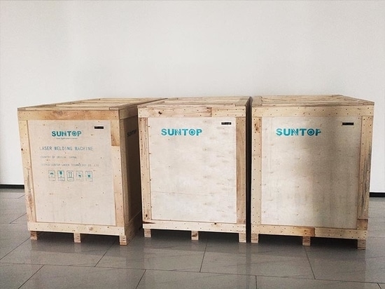 El cliente sudafricano finaliza el ensamblaje de su soldadora láser manual y, tras 24 horas de pruebas, está listo para su envío a granel