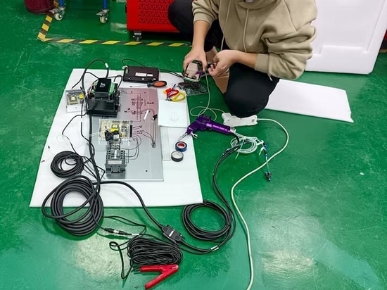 El ingeniero láser de Suntop resuelve con éxito los problemas de un cliente español de máquinas de soldar a través de una videollamada