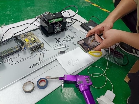 El ingeniero láser de Suntop resuelve con éxito los problemas de un cliente español de máquinas de soldar a través de una videollamada