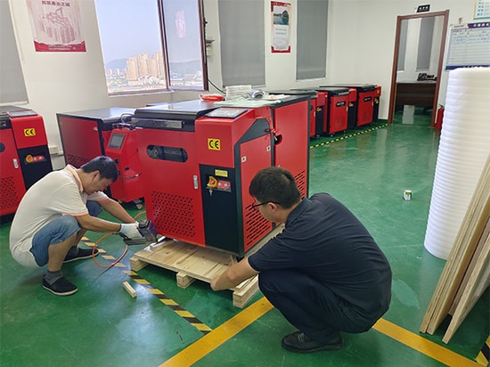 ¡Enviamos a Italia una máquina de limpieza láser portátil personalizada de 3000 W!