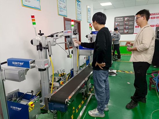La máquina de marcado láser voladora se ha montado y probado con éxito para su envío a gran escala