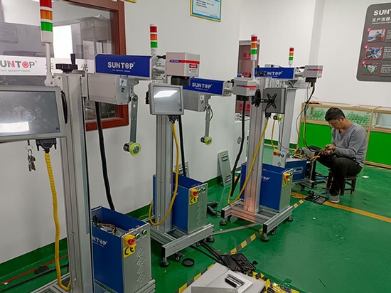 La máquina de marcado láser voladora se ha montado y probado con éxito para su envío a gran escala