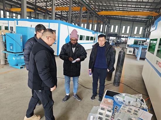 Un cliente de Bangladesh visita la fábrica de Suntop y encarga una máquina de corte por láser