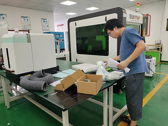 Máquina de marcado láser cerrada tipo armario personalizada enviada a un cliente alemán: ¡precisión y rendimiento garantizados!