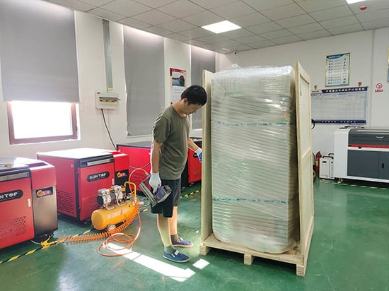 Máquina de marcado láser cerrada tipo armario personalizada enviada a un cliente alemán: ¡precisión y rendimiento garantizados!