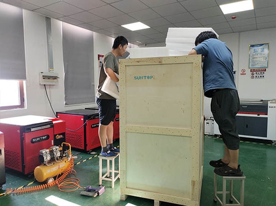 Máquina de marcado láser cerrada tipo armario personalizada enviada a un cliente alemán: ¡precisión y rendimiento garantizados!