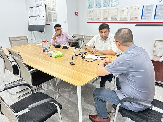 Suntop da la bienvenida a clientes de Bangladesh, ¡y la inspección in situ de la máquina de soldadura láser es un éxito!