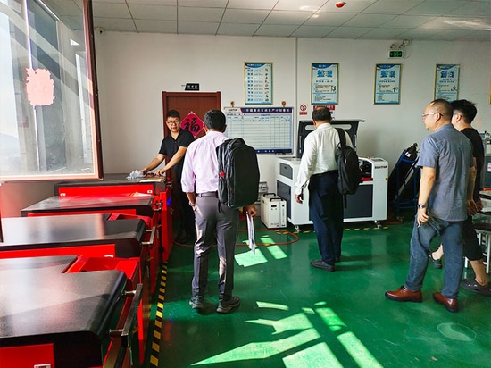 Suntop da la bienvenida a clientes de Bangladesh, ¡y la inspección in situ de la máquina de soldadura láser es un éxito!