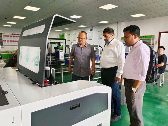 Suntop da la bienvenida a clientes de Bangladesh, ¡y la inspección in situ de la máquina de soldadura láser es un éxito!