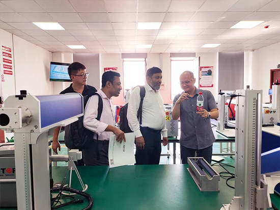 Suntop da la bienvenida a clientes de Bangladesh, ¡y la inspección in situ de la máquina de soldadura láser es un éxito!