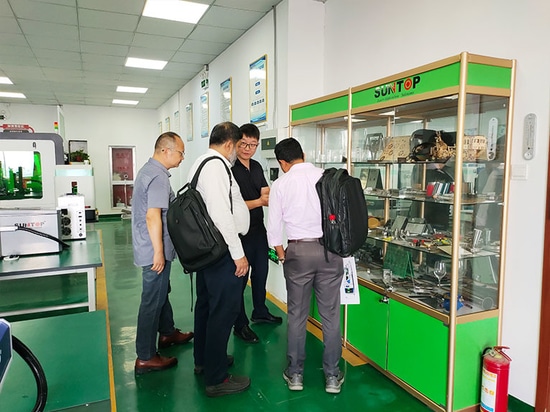 Suntop da la bienvenida a clientes de Bangladesh, ¡y la inspección in situ de la máquina de soldadura láser es un éxito!