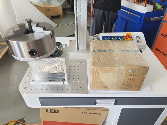 Máquina de marcado láser de fibra con gabinete Suntop con eje giratorio D200 enviada a Shanghái